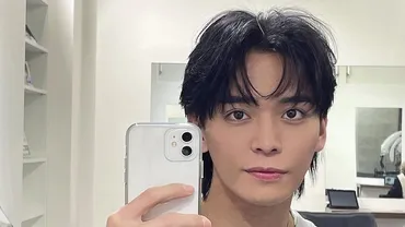 岡田隆之介】父は「ますだおかだ」の岡田圭右近況自撮り写真に反響「センター分け番大好き」「髪型もステキだけど、目力がすごいですね」
