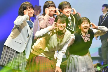 ちゃんねる&ろこあこまこ、初々しさ溢れる息ぴったりランウェイで会場和ます<学生ランウェイ>