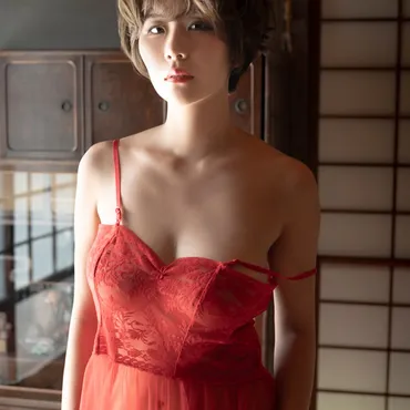 奈良岡にこ写真集『VINYL BOOK』発売！3冊同時発売で魅せる彼女の姿とは？31歳、写真集で魅せる3つの顔
