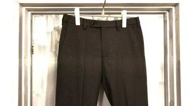 感動パンツ】はビジネスシーンの救世主となるか?着用写真つきレビュー。