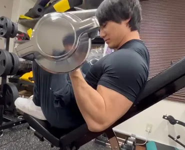 芸人界を震撼させた極太の上腕！ 令和の筋肉モンスターの肉体づくり【青木マッチョ】（VITUP!） 
